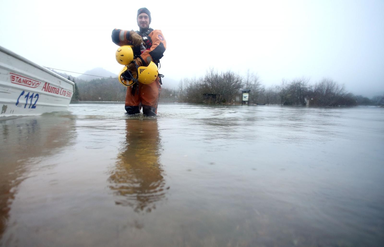 Na području Kosinja proglašeno izvanredno stanje obrane od poplava Na području Kosinja proglašeno izvanredno stanje obrane od poplava