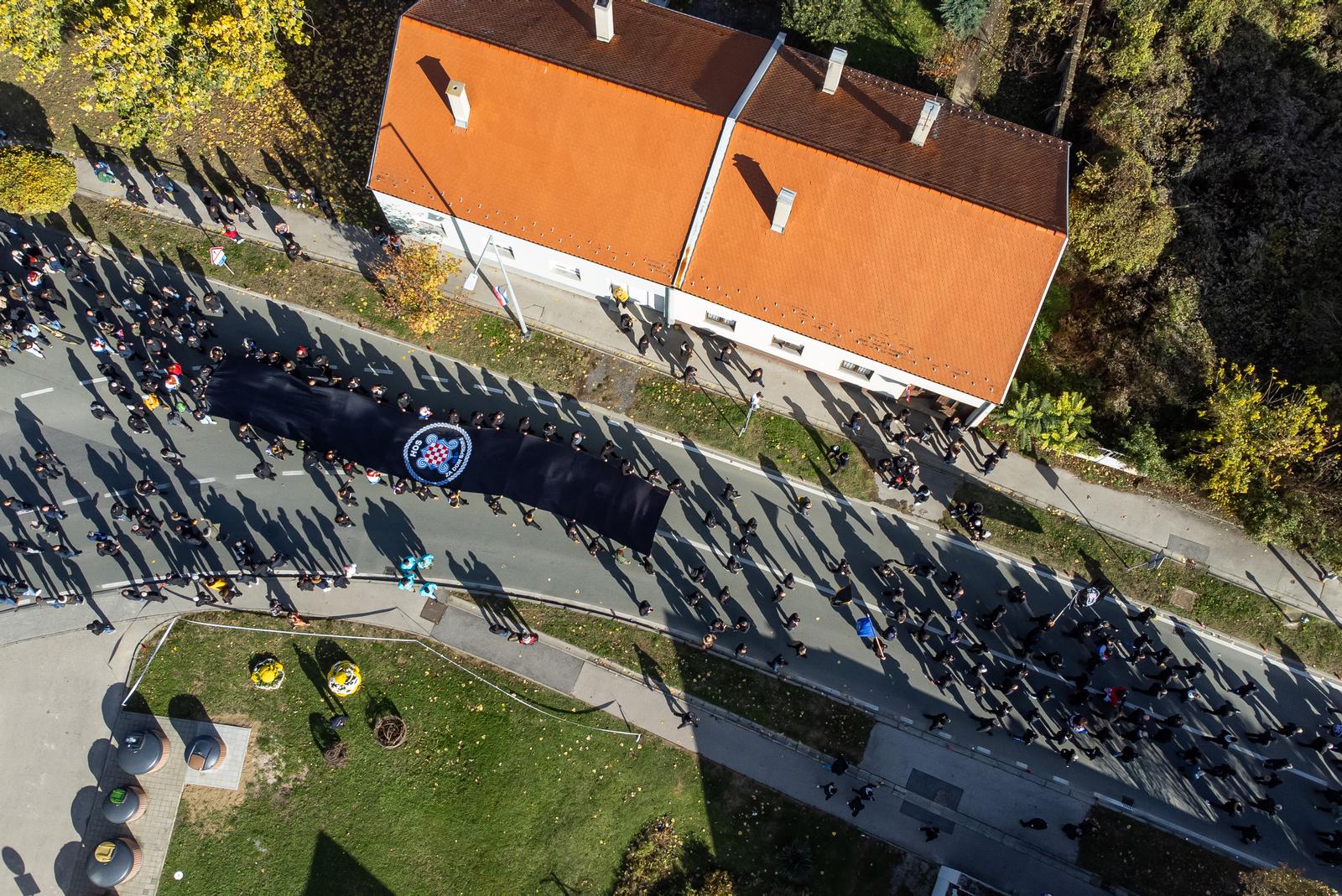 Vukovar: Kolona sjećanja iz zraka Vukovar: Kolona sjećanja iz zraka