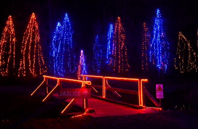 24.12.2014., Cazma, Grabovnica – Obitelj Salaj svoje imanje ukrasila je s milijun i petsto tisuca lampica povodom Bozicnih i Noogodisnjih blagdana. Bozicnu pricu svake godine posjecuju mnogobrojni turisti. Photo: Marko Prpic/PIXSELL