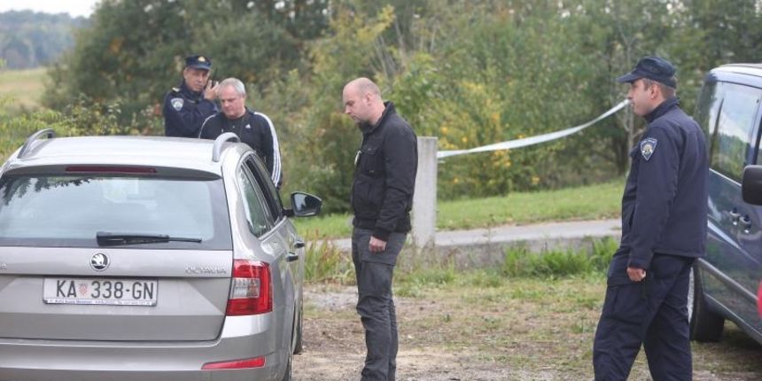 U pucnjavi koja se oko 14 sati dogodila u obiteljskoj kuci u selu Belavici smrtno su stradala trojica muskaraca. Ubojica je upucao dvojicu te si oduzeo zivot. Photo: Kristina Stedul Fabac/PIXSELL U pucnjavi koja se oko 14 sati dogodila u obiteljskoj kuci u selu Belavici smrtno su stradala trojica muskaraca. Ubojica je upucao dvojicu te si oduzeo zivot. Photo: Kristina Stedul Fabac/PIXSELL