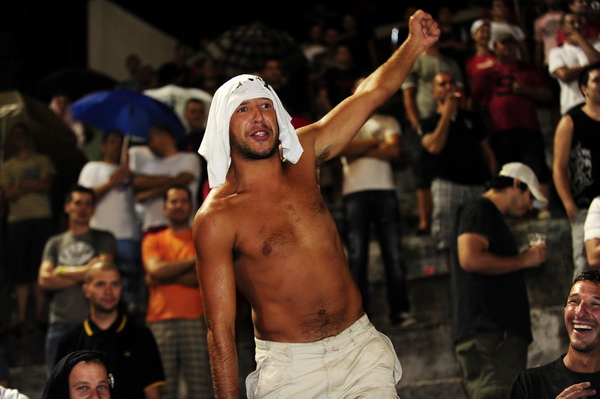 Split, 300611.
17. izdanje malonogometnog turnira Tocida kup odrzava se na betonskom igralistu u Vukovarskoj ulici.Veceras najvise interesa izaziva utakmica izmedju momcadi Hajduk.hr i ekipe Radunica bez zvijezda.Za Hajduk.hr se ocekuje da igraju predsje Split, 300611.
17. izdanje malonogometnog turnira Tocida kup odrzava se na betonskom igralistu u Vukovarskoj ulici.Veceras najvise interesa izaziva utakmica izmedju momcadi Hajduk.hr i ekipe Radunica bez zvijezda.Za Hajduk.hr se ocekuje da igraju predsje