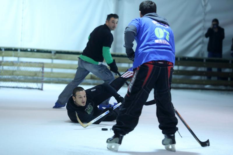 Zadarski hokejaši izazvali su splitske te su se sastali na zadarskom Forumu kako bi odigrali prijateljsku utakmicu.  Photo: Filip Brala/PIXSELL