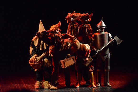 U Kazalištu lutaka Zadar odigrana je predstava “Čarobnjak iz Oza” u režiji Dražena Ferenčine. Foto: Iva Perinčić U Kazalištu lutaka Zadar odigrana je predstava “Čarobnjak iz Oza” u režiji Dražena Ferenčine. Foto: Iva Perinčić