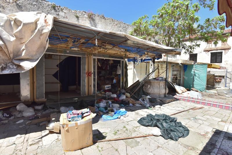 Zadar: Zbog početka radova na izgradnji TIC-a, zakupci javne površine sele na novu lokaciju, foto: Dino Stanin/PIXSELL Zadar: Zbog početka radova na izgradnji TIC-a, zakupci javne površine sele na novu lokaciju, foto: Dino Stanin/PIXSELL