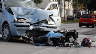 Zadar, 011110.
Teska prometna nesreca automobila Fiat Punto i motora Gillera na krizanju Splitske ulice i Ulice Domovinskog rata. Ocevid je u tijeku.
Foto: Jure Miskovic / CROPIX