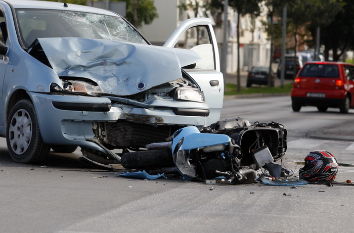 Zadar, 011110.
Teska prometna nesreca automobila Fiat Punto i motora Gillera na krizanju Splitske ulice i Ulice Domovinskog rata. Ocevid je u tijeku.
Foto: Jure Miskovic / CROPIX