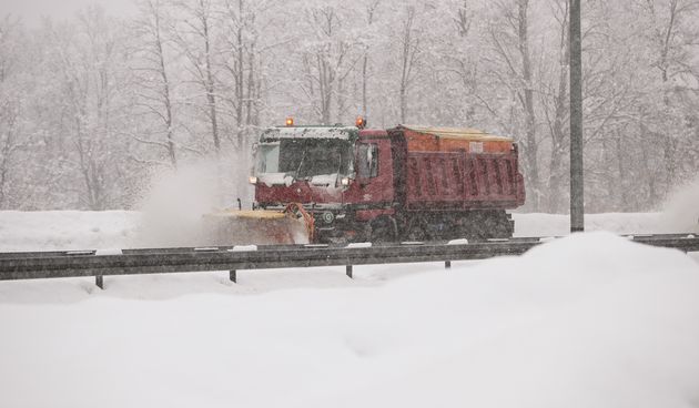 Snijeg koji pada otežava prometovanje autocestom A1 u oba pravca