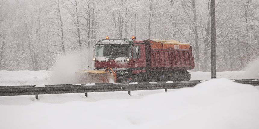 Snijeg koji pada otežava prometovanje autocestom A1 u oba pravca