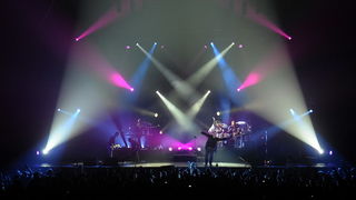 Split, 131109.
Skotski band “Simple Minds odrzao koncert u splitskoj  Spaladium Areni. Kao predgrupa nastupio je trio Vlatko Stefanovski.
Foto: Jadran Babic / CROPIX