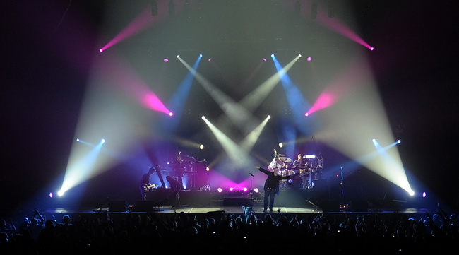 Split, 131109.
Skotski band “Simple Minds odrzao koncert u splitskoj  Spaladium Areni. Kao predgrupa nastupio je trio Vlatko Stefanovski.
Foto: Jadran Babic / CROPIX