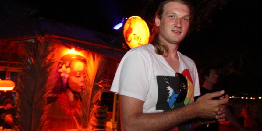 Zadar, 030710. U sklopu hotela Pinija u Petrcanima  poceo je peti po redu Garden Festival koji ce trajati do 11. srpnja. Na fotografiji: Todor Gecevski bivsi kosarkas Zadra. Foto: Vladimir Ivanov / CROPIX