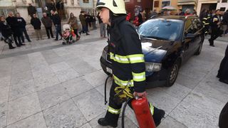 Policija spriječila Davora Dujića da zapali sebe i automobil na glavnom trgu Policija spriječila Davora Dujića da zapali sebe i automobil na glavnom trgu