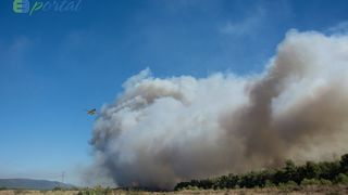 Zemaljske i zračne vatrogasne snage gase veliki šumski požar kod Crvene luke. Foto: Franjo Jurić/eBiograd Zemaljske i zračne vatrogasne snage gase veliki šumski požar kod Crvene luke. Foto: Franjo Jurić/eBiograd