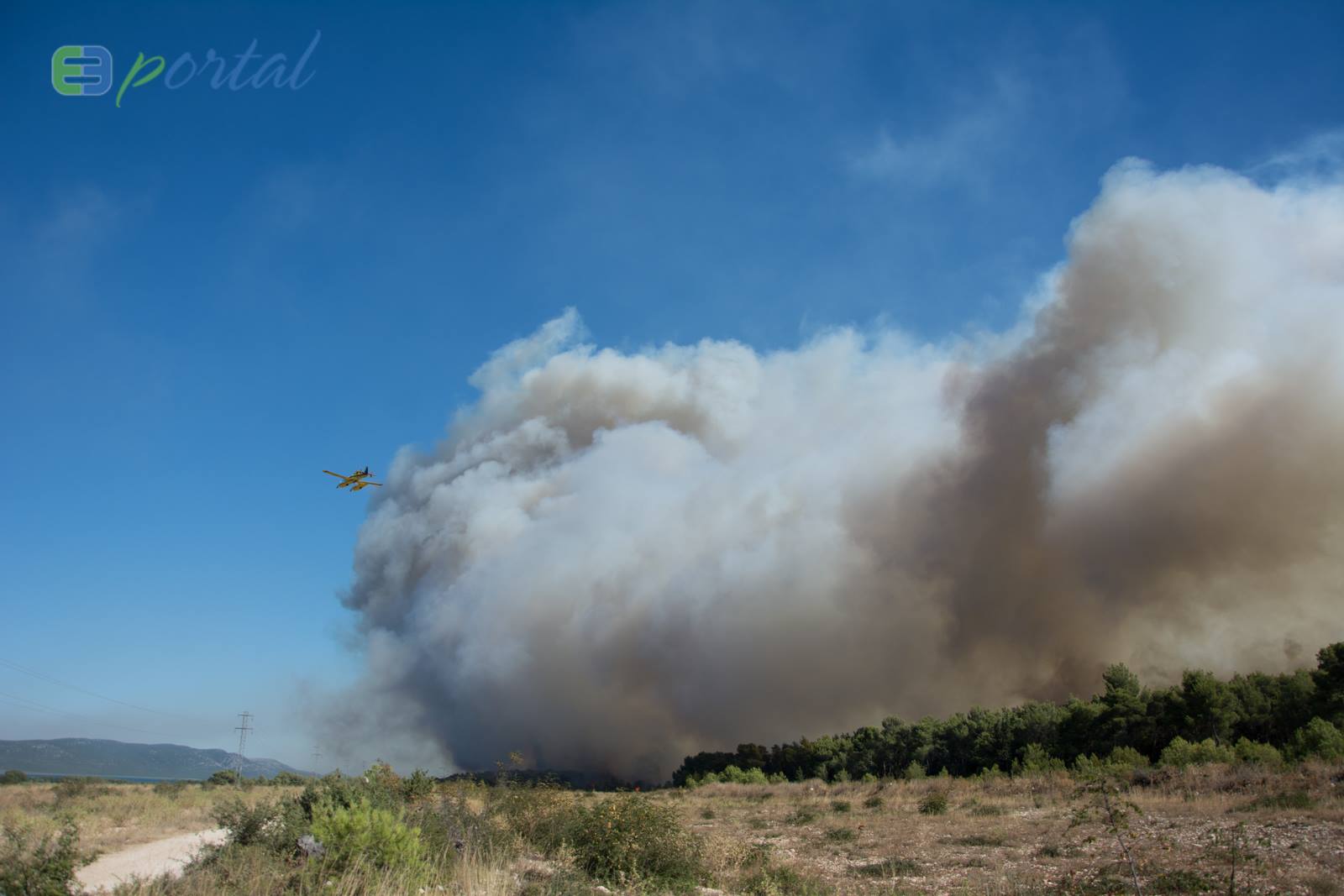 Zemaljske i zračne vatrogasne snage gase veliki šumski požar kod Crvene luke. Foto: Franjo Jurić/eBiograd Zemaljske i zračne vatrogasne snage gase veliki šumski požar kod Crvene luke. Foto: Franjo Jurić/eBiograd