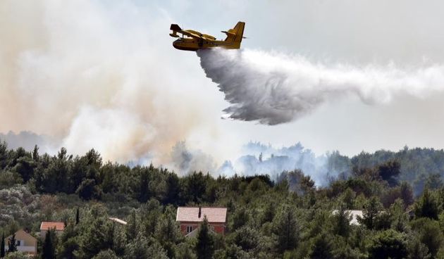 U Mucicima kod Sibenika pozar zaprijetio kucama pa su ga uz kopnene snage gasili i kanaderi. Photo: Hrvoje Jelavic/PIXSELL
