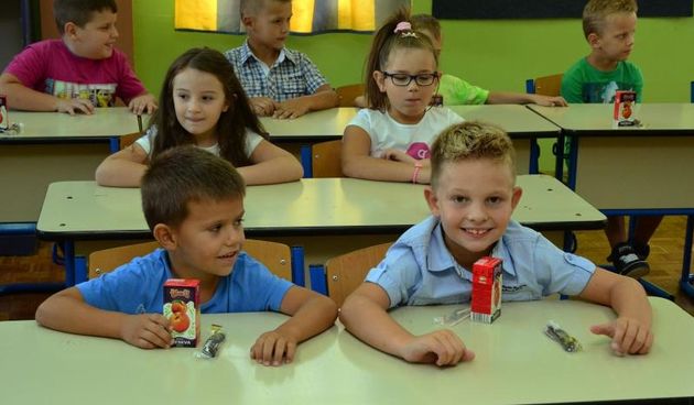 Slavonski Brod – Prvog dana nastave s prvasicima su u ucionici bili i roditelji. Photo: Ivica Galovic/ PIXSELL Autor  Ivica Galovic/PIXSELL Ključne riječi  nastava, prvasici, djeca, osnovna skola, ucenici, prvi dan nastave