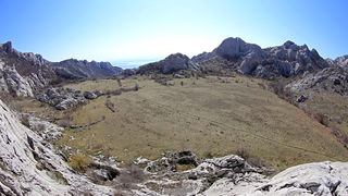 Ako ste u mogućnosti za mali izlet, posjetite Stap – veliko krško polje na Južnom Velebitu, na 960 m visine, foto: Vedran Penga