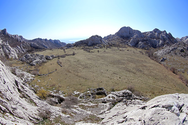 Ako ste u mogućnosti za mali izlet, posjetite Stap – veliko krško polje na Južnom Velebitu, na 960 m visine, foto: Vedran Penga
