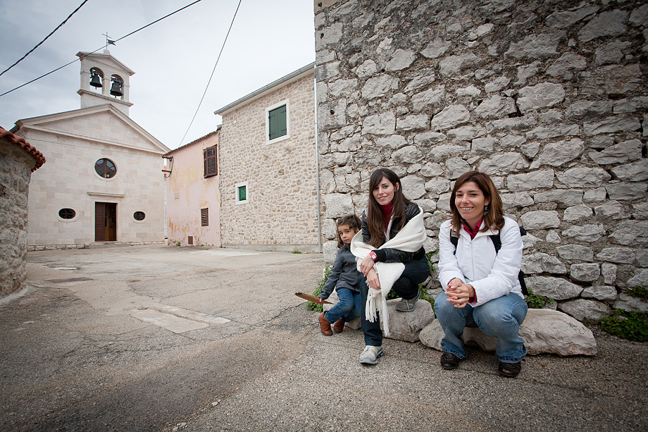 Top model Lorena Dias Terezinho i njena sestra Mara Dias, pronašle davno izgubljenu obitelj u Bibinjama, foto: Leo Banić Top model Lorena Dias Terezinho i njena sestra Mara Dias, pronašle davno izgubljenu obitelj u Bibinjama, foto: Leo Banić
