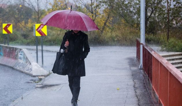 Obilna kiša, poplava, pljusak, kišobran