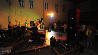 Zadar, 2.8.2013. snimio: Nenad Marčev 

Mario Huljev i
Dino Dvornik tribute band

Jurica Leikauff, klavijature, 
Marko Duvnjak, bubnjar, 
Alen Svetopetrić, bas gitara, 
Zoran Jex Jaeger, gitara,
Ivan Premelč, saksofon.


Dvorište Providurove palače