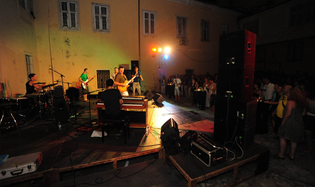 Zadar, 2.8.2013. snimio: Nenad Marčev 

Mario Huljev i
Dino Dvornik tribute band

Jurica Leikauff, klavijature, 
Marko Duvnjak, bubnjar, 
Alen Svetopetrić, bas gitara, 
Zoran Jex Jaeger, gitara,
Ivan Premelč, saksofon.


Dvorište Providurove palače
