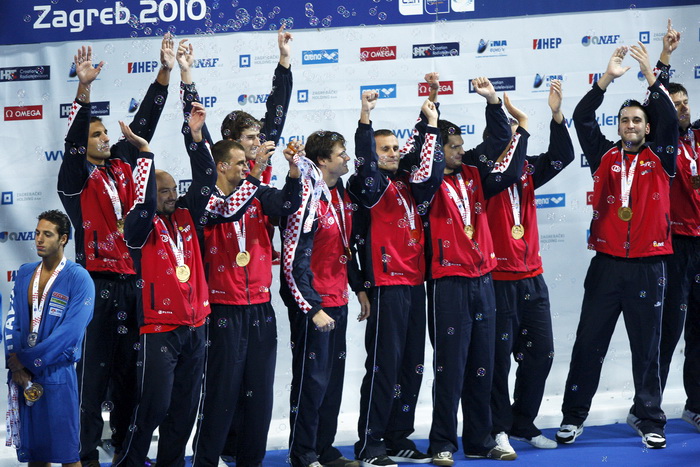 Zagreb, 110910.
Bazen Mladosti na Savi.
29. Europsko prvenstvo u vaterpolu.
Finalna utakmica za pobjednika Europskog prvenstva u vaterpolu  Hrvatska – Italija.
Na slici: slavlje pobjednika.
Foto: Goran Mehkek / CROPIX