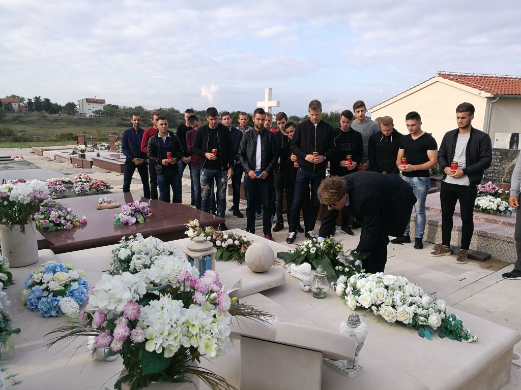 Delegacija NK Zadra posjetila vječno počivalište Hrvoja Ćustića Delegacija NK Zadra posjetila vječno počivalište Hrvoja Ćustića