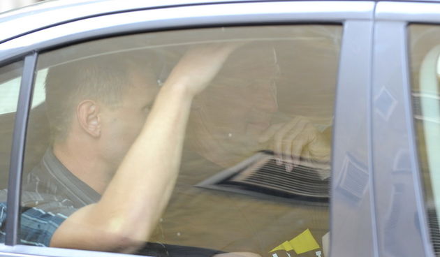 Zadar, 030910.
Danas u 18.15 sati policija je privela Rena Sinovcica, poduzetnika i vanjskog suradnika NK Zadar, zbog prijetnji svjedocima u slucaju iznude Zlatka Lisice. 
Na fotografiji: Reno Sinovcic na straznjem sjedalu u sredini.
Foto: Andrija Lucic /