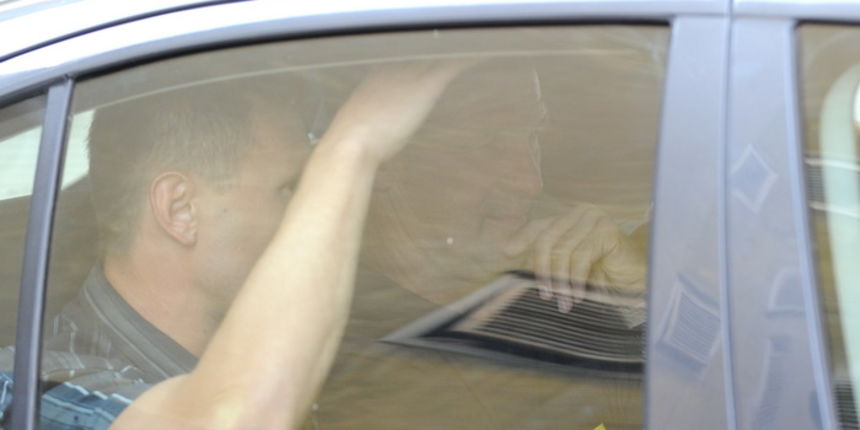 Zadar, 030910.
Danas u 18.15 sati policija je privela Rena Sinovcica, poduzetnika i vanjskog suradnika NK Zadar, zbog prijetnji svjedocima u slucaju iznude Zlatka Lisice.
Na fotografiji: Reno Sinovcic na straznjem sjedalu u sredini.
Foto: Andrija Lucic / Zadar, 030910.
Danas u 18.15 sati policija je privela Rena Sinovcica, poduzetnika i vanjskog suradnika NK Zadar, zbog prijetnji svjedocima u slucaju iznude Zlatka Lisice.
Na fotografiji: Reno Sinovcic na straznjem sjedalu u sredini.
Foto: Andrija Lucic /