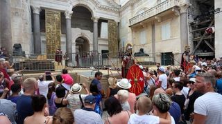 Split: Svakog dana car Dioklecijan i njegova supruga Priska pozdravljaju građane