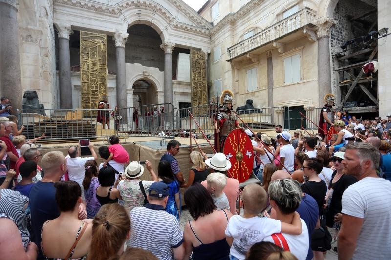 Split: Svakog dana car Dioklecijan i njegova supruga Priska pozdravljaju građane