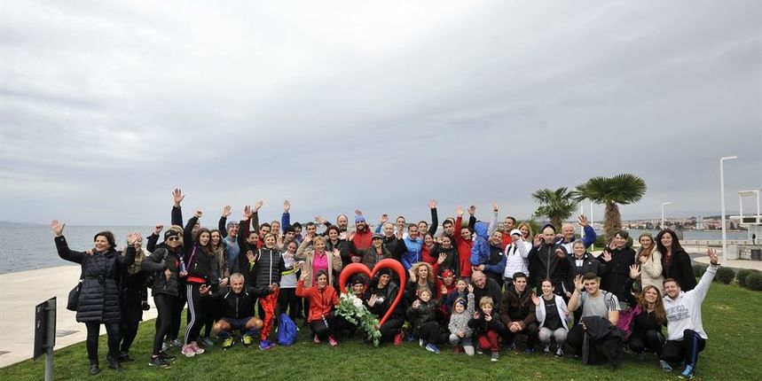 Tridesetak parova trčalo zadarskom rivom za Valentinovo Tridesetak parova trčalo zadarskom rivom za Valentinovo