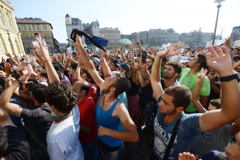 Izbjeglice i imigranti na željezničkom kolodvoru Keleti ulicama Budimpešte, Photo: Marko Jurinec/PIXSELL Izbjeglice i imigranti na željezničkom kolodvoru Keleti ulicama Budimpešte, Photo: Marko Jurinec/PIXSELL