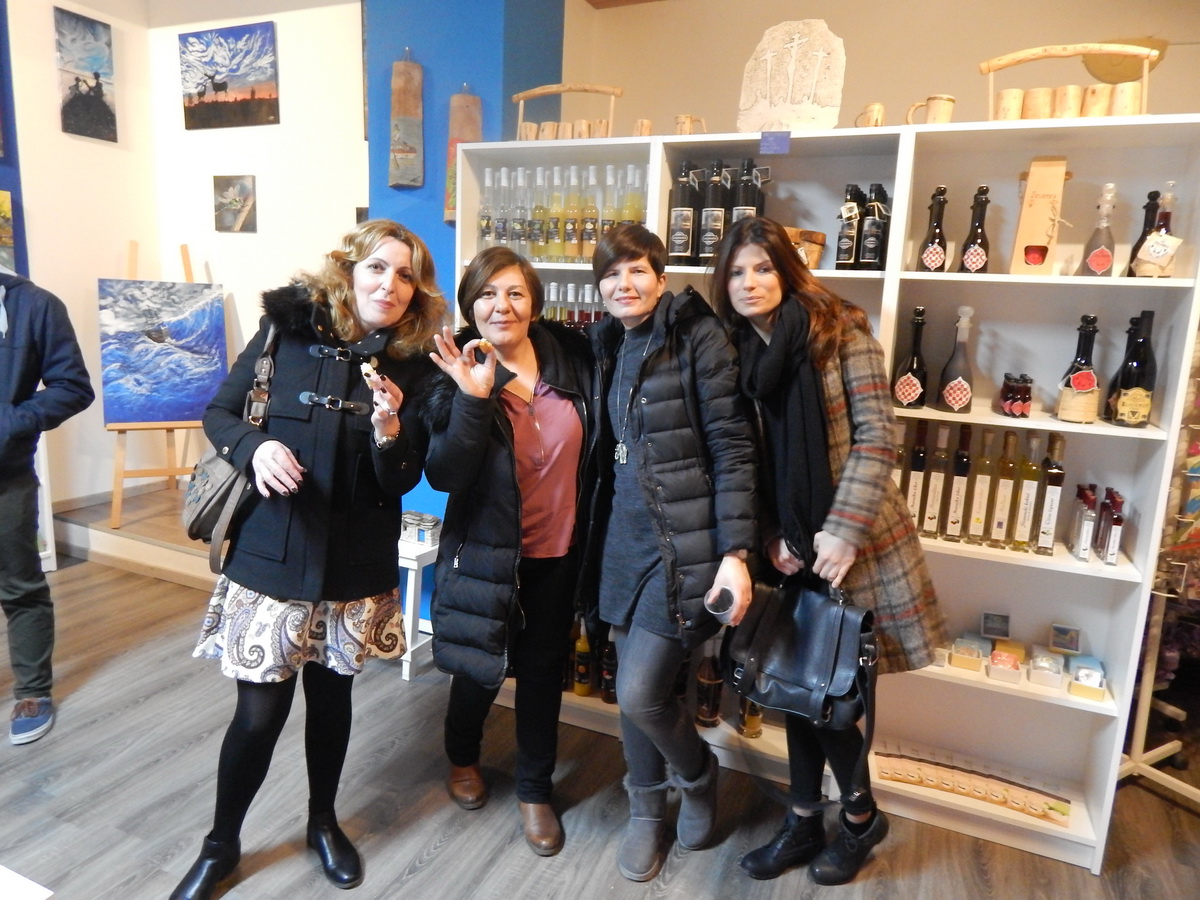 Slikarica Matea Bugarija u Bibinjama predstavila izložbu “Enigma” Slikarica Matea Bugarija u Bibinjama predstavila izložbu “Enigma”