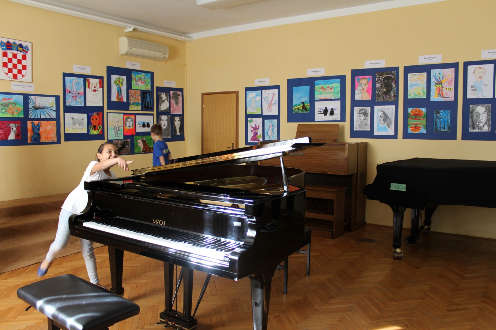 U koncertnoj dvorani Glazbene škole otvorena izložba “Likovnionica” U koncertnoj dvorani Glazbene škole otvorena izložba “Likovnionica”