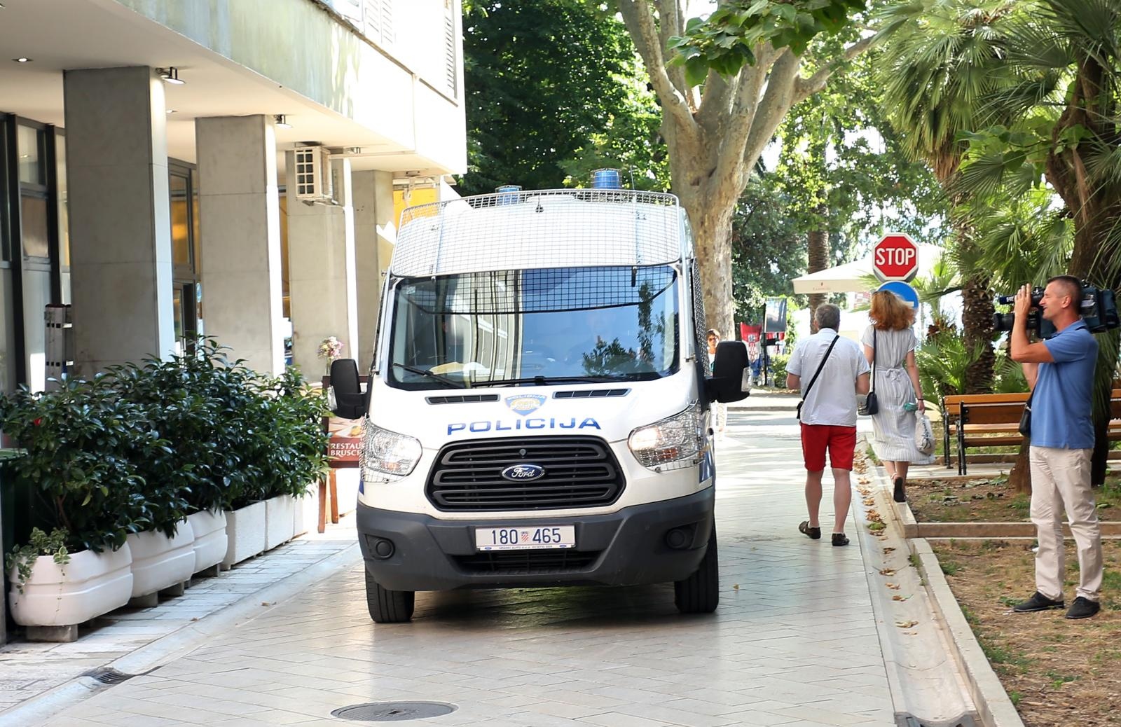 Privođenje muškarca osumnjičenog za bombaške napade na PU zadarsku Privođenje muškarca osumnjičenog za bombaške napade na PU zadarsku