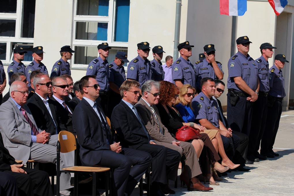 U prigodi Dana hrvatske policije i njihovog zaštitnika Sv.Mihovila danas je u PU Zadarskoj održana prigodna svečanost.U nastavku svečanosti, pokaznu vježbu samoobrane izveli su pripadnici interventne jedinice PU Zadarske te su podijeljena priznanja nagrađ U prigodi Dana hrvatske policije i njihovog zaštitnika Sv.Mihovila danas je u PU Zadarskoj održana prigodna svečanost.U nastavku svečanosti, pokaznu vježbu samoobrane izveli su pripadnici interventne jedinice PU Zadarske te su podijeljena priznanja nagrađ