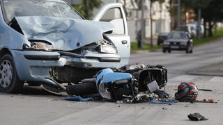 Zadar, 011110.
Teska prometna nesreca automobila Fiat Punto i motora Gillera na krizanju Splitske ulice i Ulice Domovinskog rata. Ocevid je u tijeku.
Foto: Jure Miskovic / CROPIX