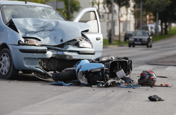 Zadar, 011110.
Teska prometna nesreca automobila Fiat Punto i motora Gillera na krizanju Splitske ulice i Ulice Domovinskog rata. Ocevid je u tijeku.
Foto: Jure Miskovic / CROPIX