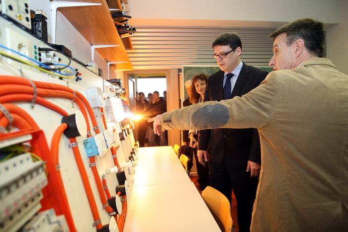 Zadar, 250313.
Ministar znanosti, obrazovanja i sporta Zeljko Jovanovic sa suradnicima boravi u radnom posjetu Zadru. Obisao je Strukovnu skolu Vice Vlatkovica, jednu od najopremljenijih i najinovativnijih strukovnih skola u Hrvatskoj, a domacin mu je bio