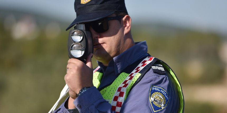 Kontrola prometa, kontrola brzine, policija, prometni policajac Kontrola prometa, kontrola brzine, policija, prometni policajac