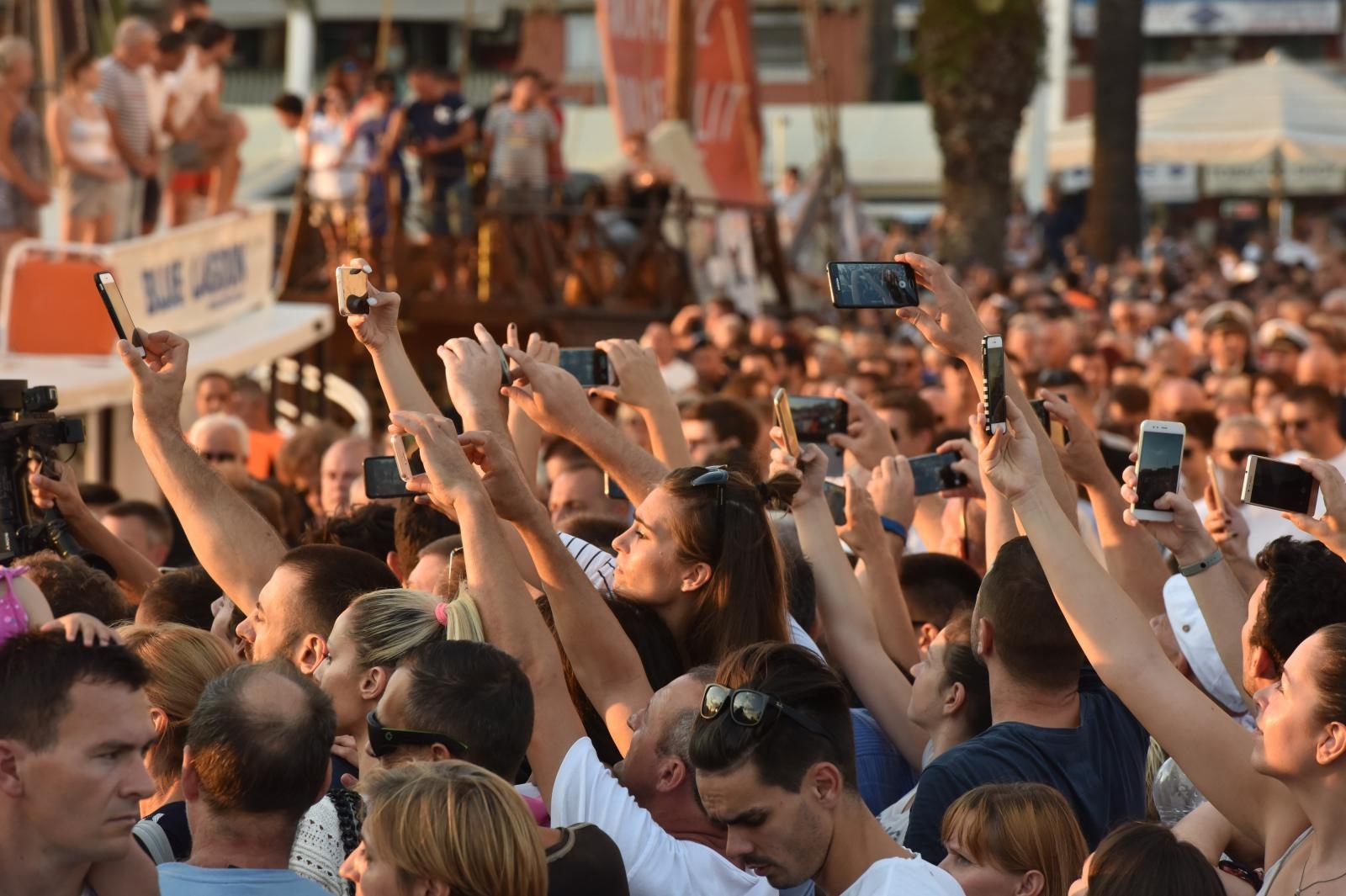 Split dostojanstveno na posljednju plovidbu ispratio legendu Olivera Dragojevića