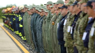Zadar, 130513.
Predsjednik Vlade RH Zoran Milanovic prisustvovao je programu pokazne vatrogasne vjezbe Ljeto 2013 u Zracnoj luci Zadar. U pokaznoj vatrogasnoj vjezbi sudjelovale su protupozarne snage Drzavne uprave za zastitu i spasavanje, Namjenski orga Zadar, 130513.
Predsjednik Vlade RH Zoran Milanovic prisustvovao je programu pokazne vatrogasne vjezbe Ljeto 2013 u Zracnoj luci Zadar. U pokaznoj vatrogasnoj vjezbi sudjelovale su protupozarne snage Drzavne uprave za zastitu i spasavanje, Namjenski orga