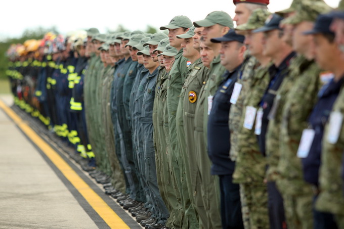 Zadar, 130513.
Predsjednik Vlade RH Zoran Milanovic prisustvovao je programu pokazne vatrogasne vjezbe Ljeto 2013 u Zracnoj luci Zadar. U pokaznoj vatrogasnoj vjezbi sudjelovale su protupozarne snage Drzavne uprave za zastitu i spasavanje, Namjenski orga Zadar, 130513.
Predsjednik Vlade RH Zoran Milanovic prisustvovao je programu pokazne vatrogasne vjezbe Ljeto 2013 u Zracnoj luci Zadar. U pokaznoj vatrogasnoj vjezbi sudjelovale su protupozarne snage Drzavne uprave za zastitu i spasavanje, Namjenski orga