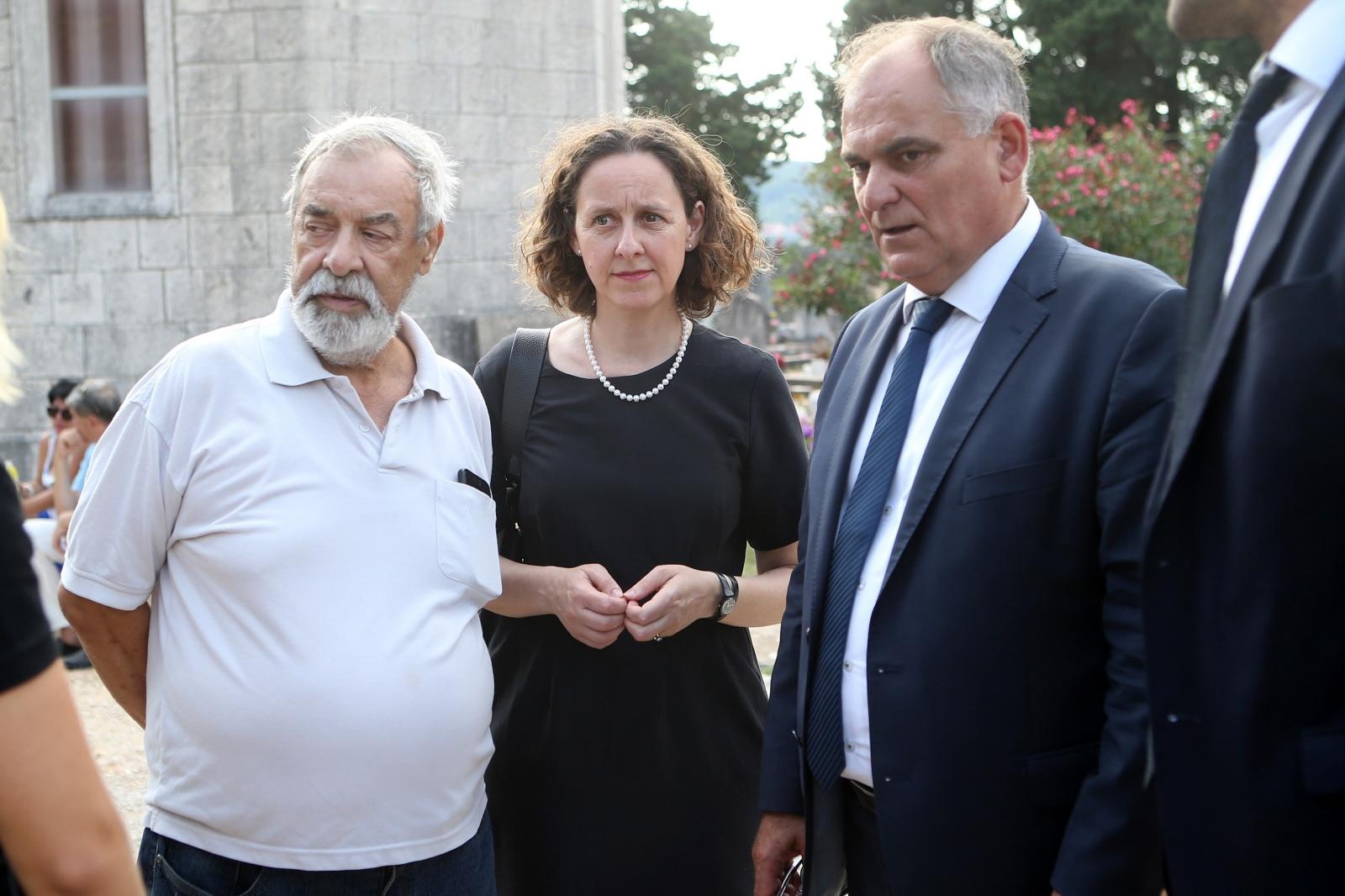 Posljednji ispraćaj Olivera Dragojevića na groblju Sveti Roko u Veloj Luci Posljednji ispraćaj Olivera Dragojevića na groblju Sveti Roko u Veloj Luci