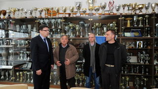 Zadar, 250313
Ministar znanosti, obrazovanja i sporta Zeljko Jovanovic boravak u Zadru zavrsio je posjetom najstarijem djelatnom sportskom drustvu u Zadru i prvom osnovanom hrvatskom veslackom klubu na Jadranskom moru Zadar, 250313
Ministar znanosti, obrazovanja i sporta Zeljko Jovanovic boravak u Zadru zavrsio je posjetom najstarijem djelatnom sportskom drustvu u Zadru i prvom osnovanom hrvatskom veslackom klubu na Jadranskom moru