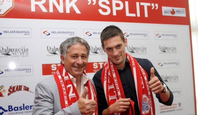 Predsjednik RNK Split Slaven Zuzul predstavio je novog trenera Stanka Mrsica i igraca Antonia Mrsica. Photo: Tino Juric/PIXSELL