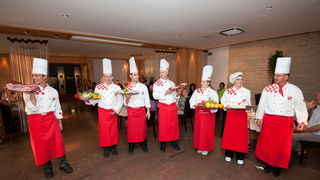 Zadar, 230712.
Hrvatski tim kuhara priprema se punom parom za kuharsku Olimpijadu koja ce se uskoro odrzati u njemackom Erfurtu. Upravo stoga je u restoranu Magnolija u Falkensteiner hotelu Adriana, u Resortu Borik u Zadru odrzan trening hrvatske seniorsk Zadar, 230712.
Hrvatski tim kuhara priprema se punom parom za kuharsku Olimpijadu koja ce se uskoro odrzati u njemackom Erfurtu. Upravo stoga je u restoranu Magnolija u Falkensteiner hotelu Adriana, u Resortu Borik u Zadru odrzan trening hrvatske seniorsk