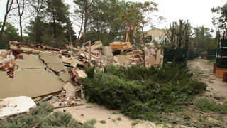 Zadar, Zaton, 091012.
U Zatonu je Turisthotel poceo rusiti stare apartrmane i uredjivati nove kapacitete za iducu turisticku sezonu. Sruseno ce biti ukupno 135 apartmana, a isto toliko novih apartmana biti ce izgradjeno do iduce sezone na razini 4 zvjezdi Zadar, Zaton, 091012.
U Zatonu je Turisthotel poceo rusiti stare apartrmane i uredjivati nove kapacitete za iducu turisticku sezonu. Sruseno ce biti ukupno 135 apartmana, a isto toliko novih apartmana biti ce izgradjeno do iduce sezone na razini 4 zvjezdi